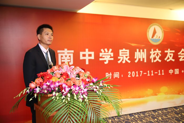 2.惠南中学王鸿华副校长主持大会并代表学校致辞.JPG